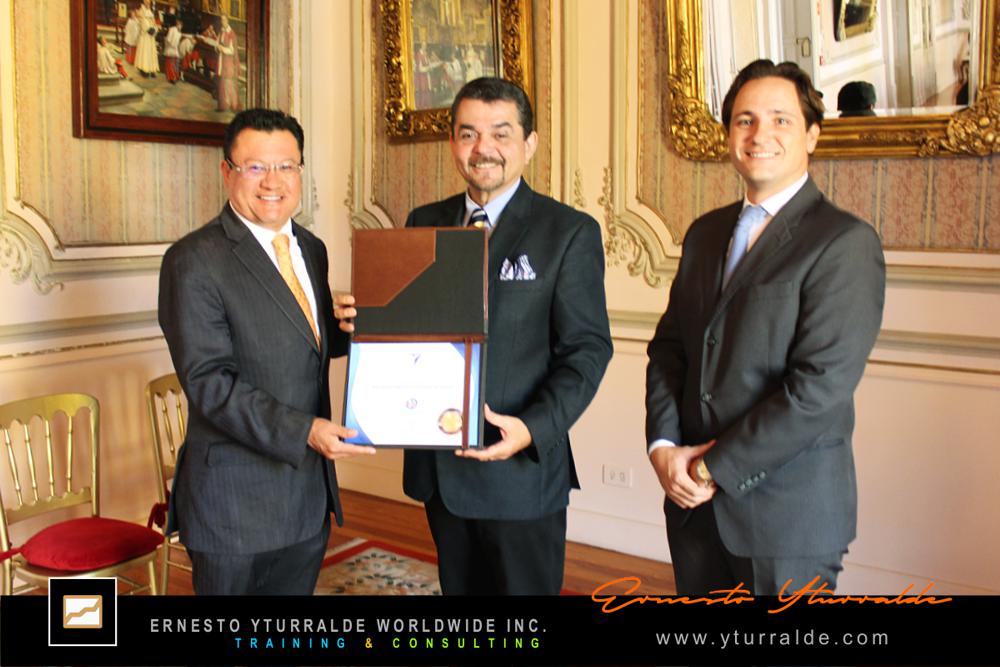 Ernesto Yturralde reconocido como EMAR Emérito, referente internacional en team building en Miami y outdoor training corporativo