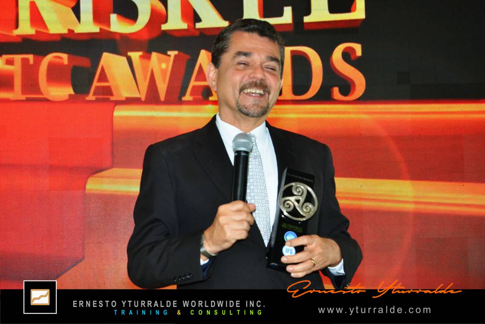 Ernesto Yturralde recibiendo Premio Triskel Platino por su aporte al aprendizaje experiencial y team building empresarial en Miami