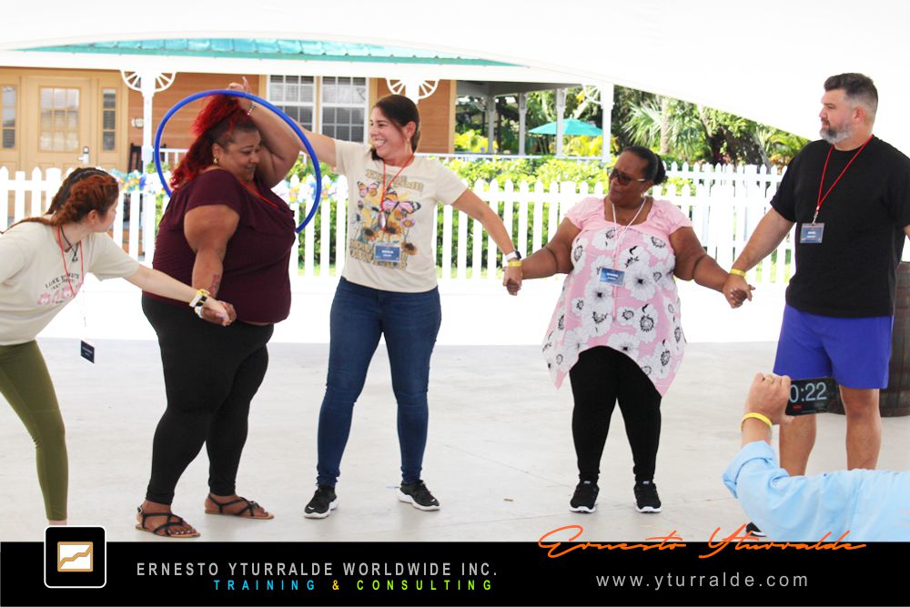 Outdoor training en Miami con ejercicios de cuerdas que impulsan el trabajo colaborativo