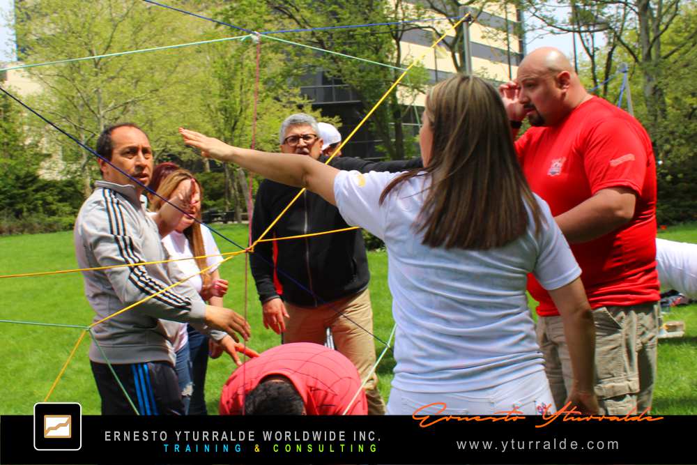 Experiencia de aprendizaje vivencial en Miami con dinámicas de cuerdas para equipos