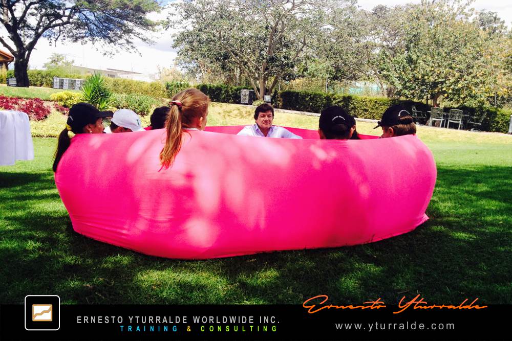 Dinámica outdoor en Miami con retos de cuerdas para equipos de alto rendimiento
