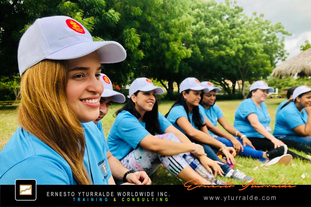Actividad de team building en Miami basada en cuerdas para fortalecer liderazgo y confianza