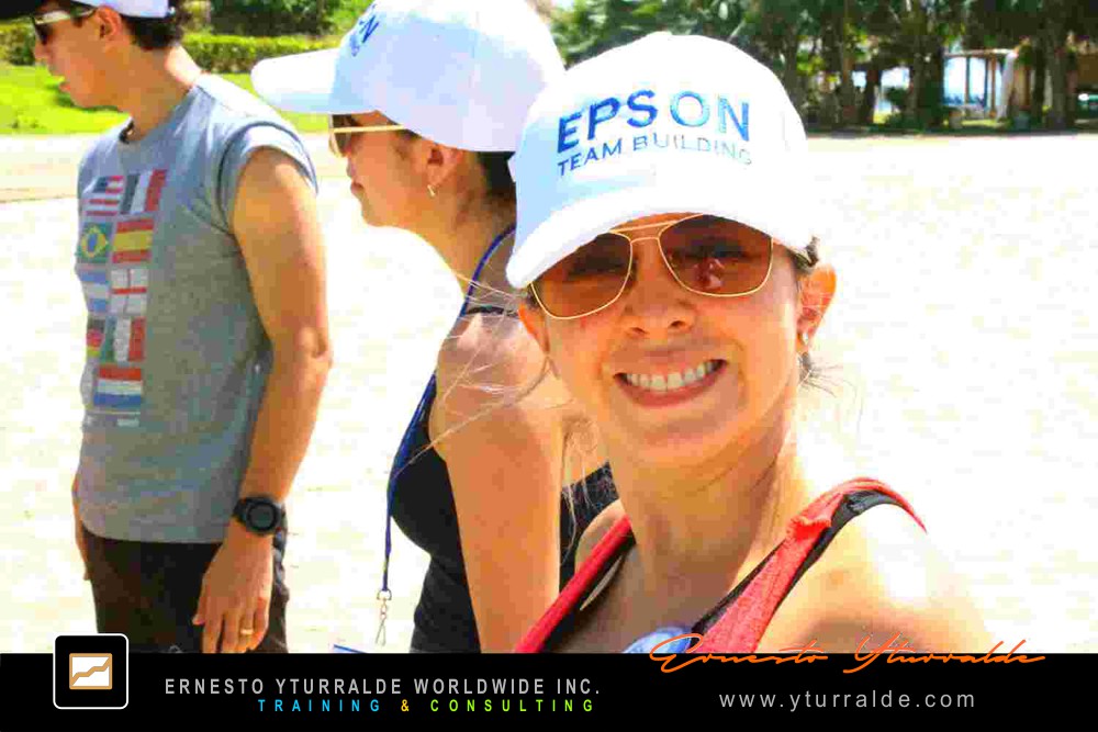 Ejercicio experiencial en Miami con cuerdas para mejorar comunicación y cohesión del equipo